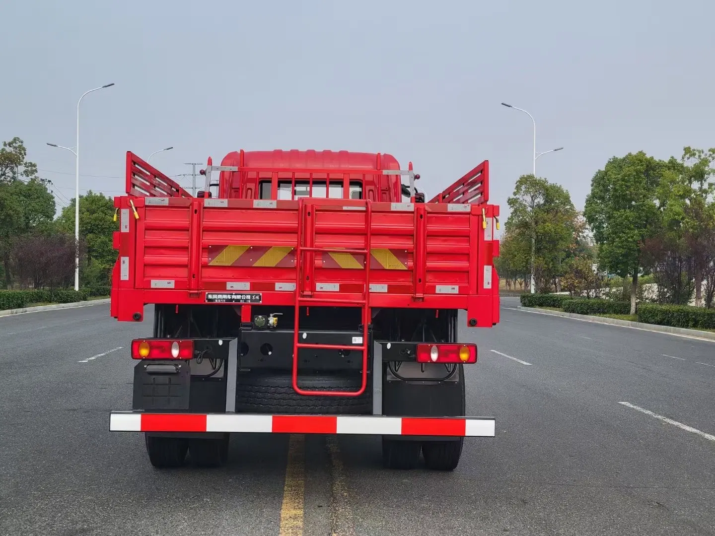 Effective Dongfeng 4X4 off Road Dry Van Vehicle Closed Van Vehicle