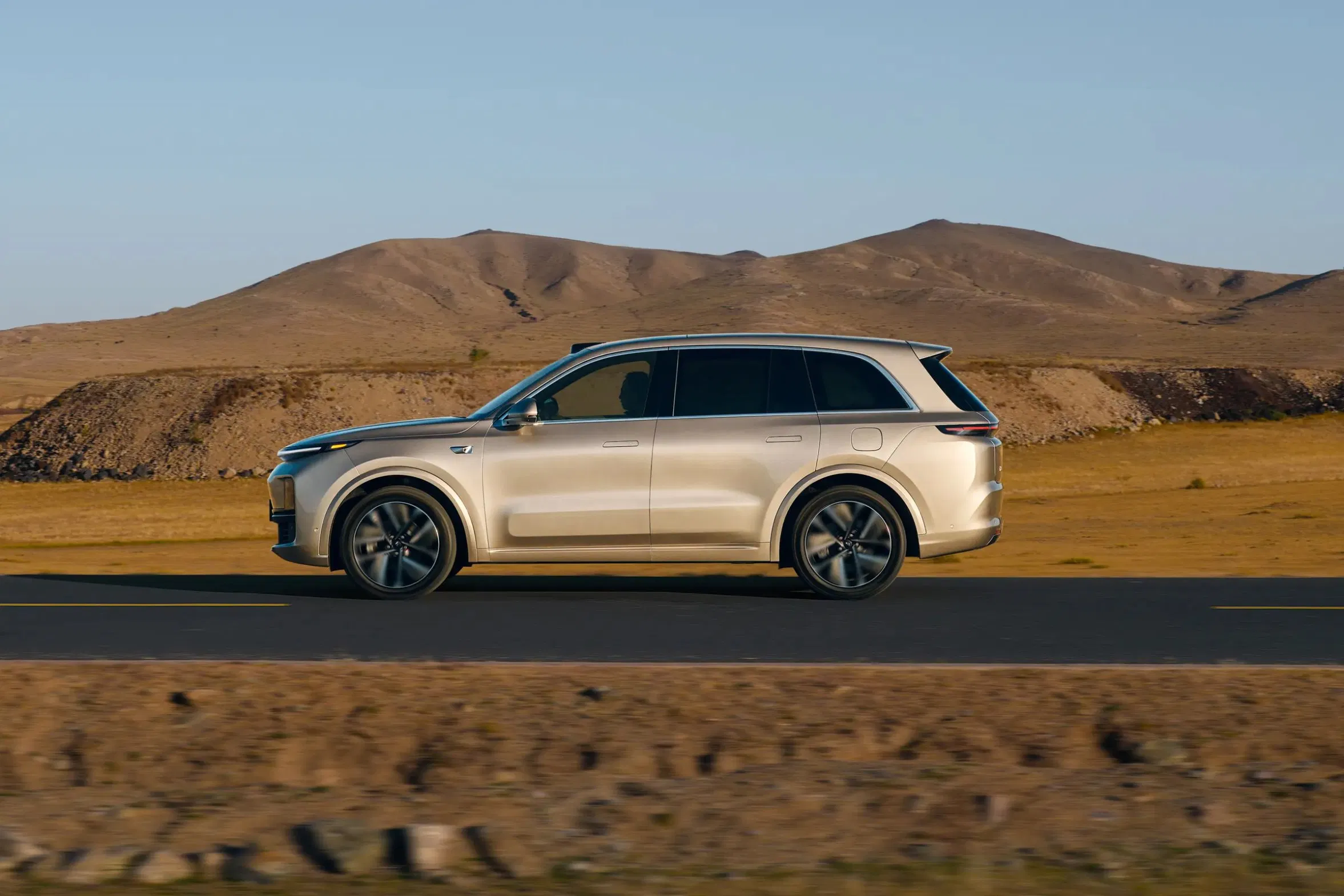 Li L8 Automobile Hybrid SUV Electric Car with Exceptional Range and Luxury Performance