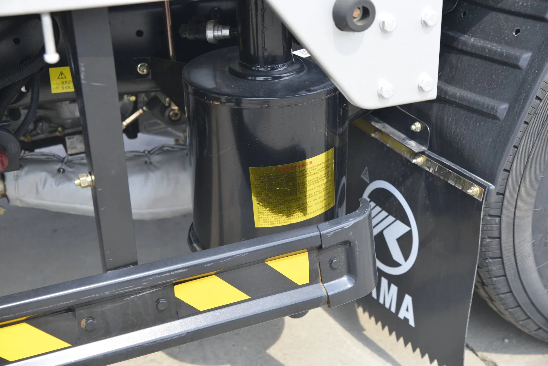 Durable Diesel Delivery Truck Kama K67b 2800mm Wheelbase &amp; Central Lock for Logistics