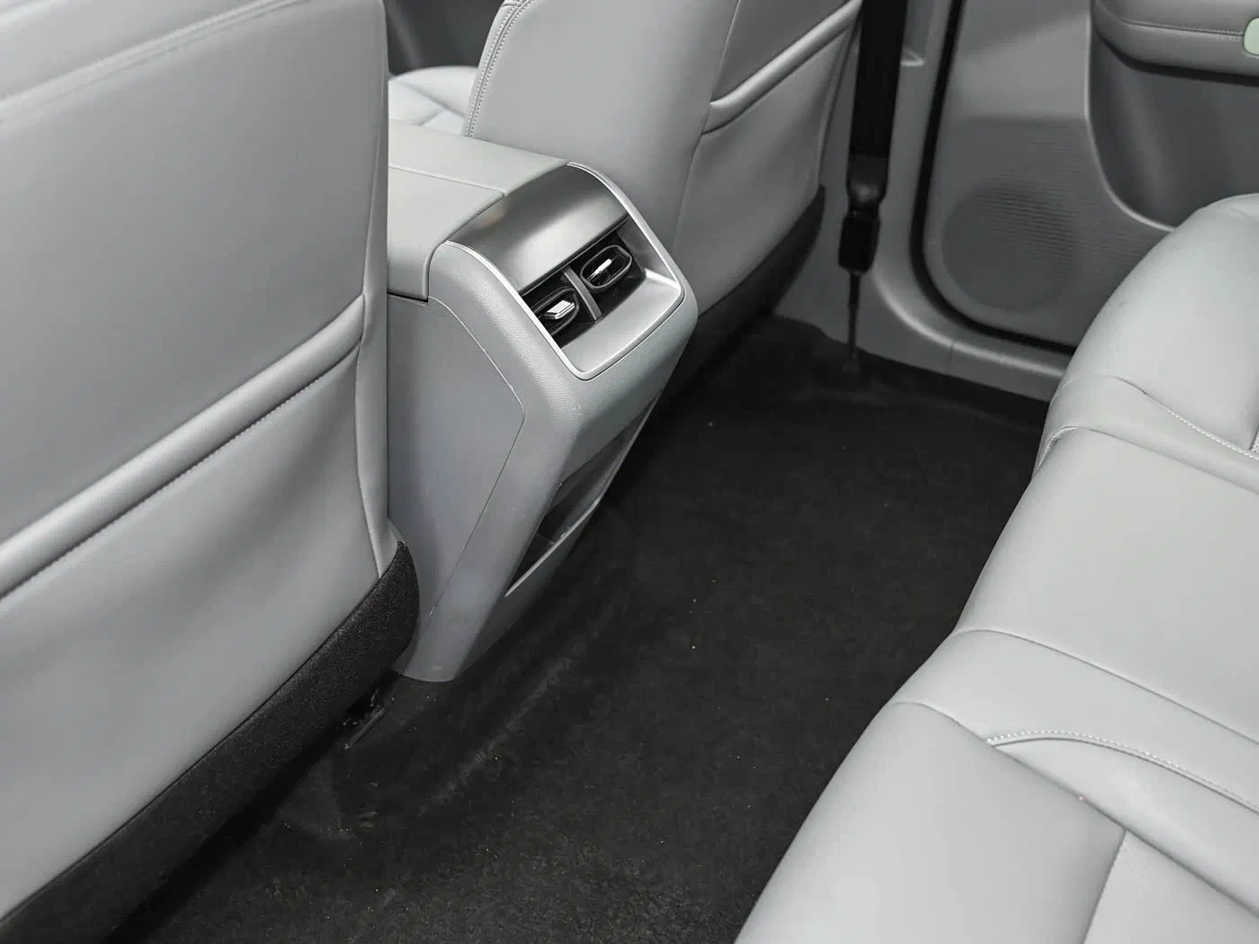 Style-Forward Versatile Beijing off-Road Bj30 Sport Utility Vehicle for Family Road Trips