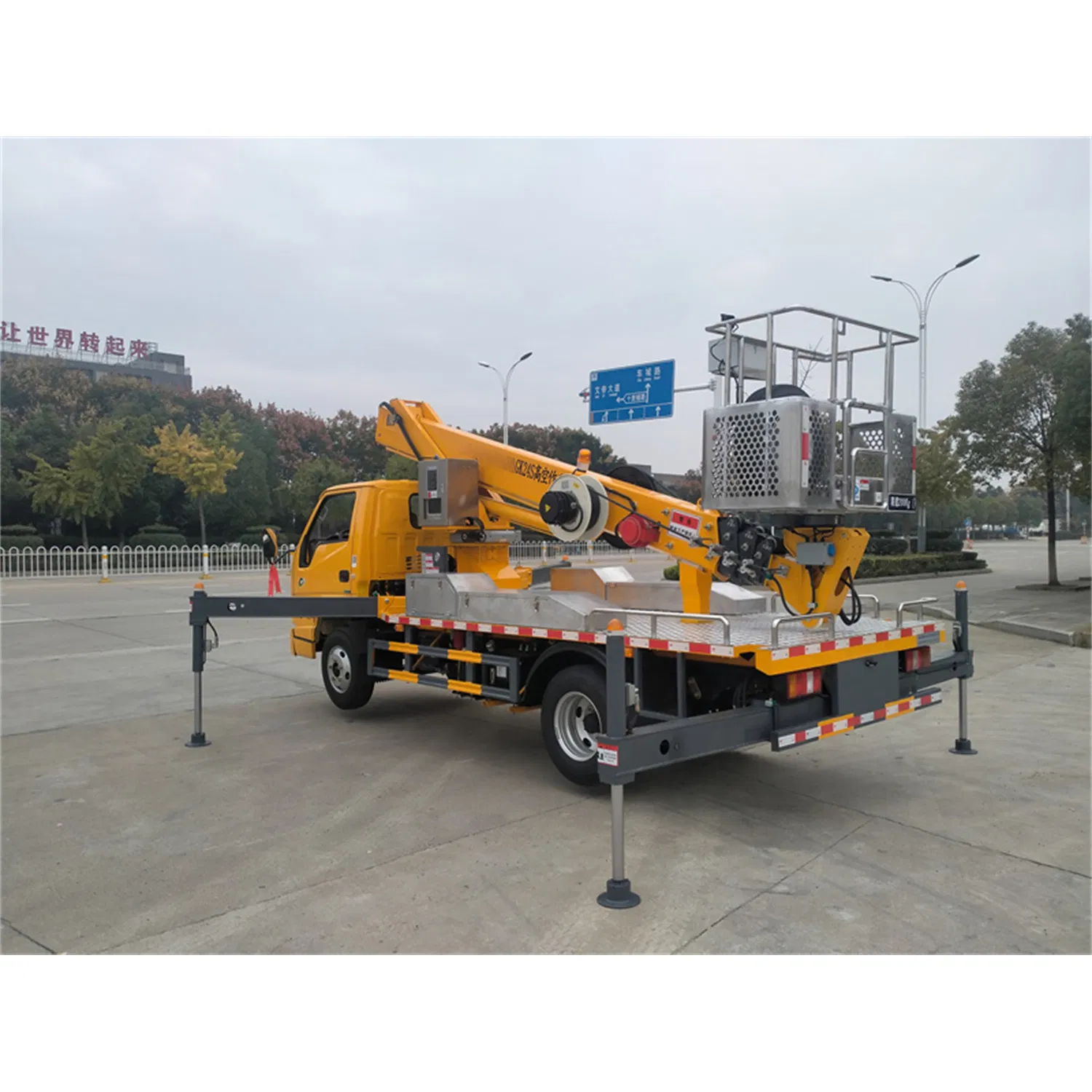 Heavy-Duty Aerial Work Truck with 132HP Engine and Sturdy Design