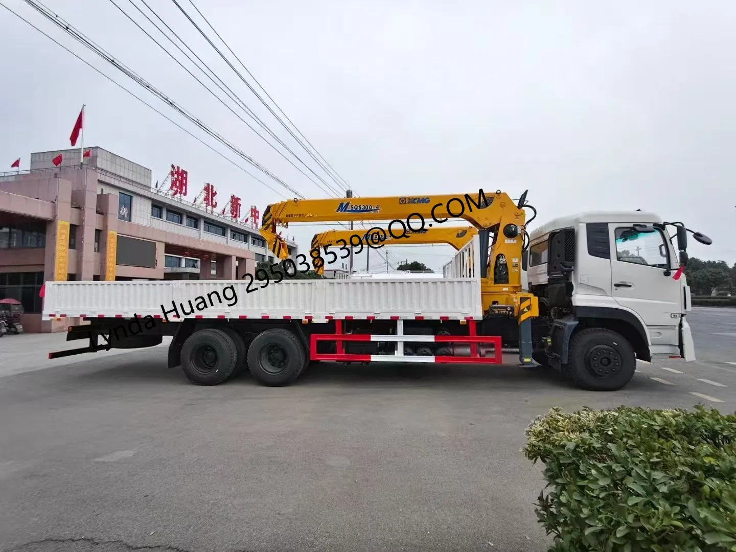 Heavy-Duty Crane Truck with 8t Crane for Efficient Construction Work and Lifting Tasks