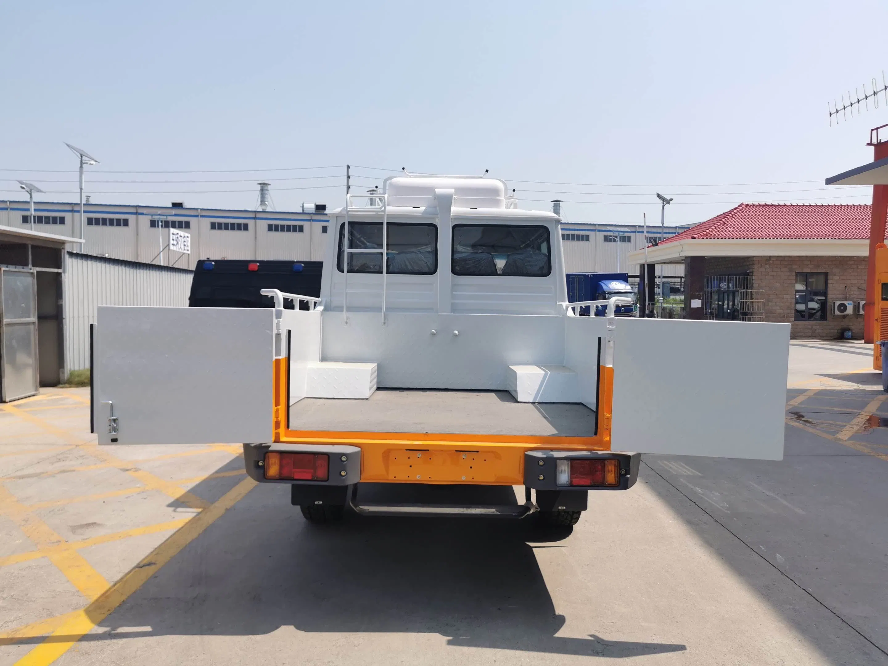 Lveco 4X4 off-Road Engineering Vehicle for Challenging Landscapes