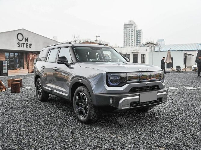 Style-Forward Versatile Beijing off-Road Bj30 Sport Utility Vehicle for Family Road Trips