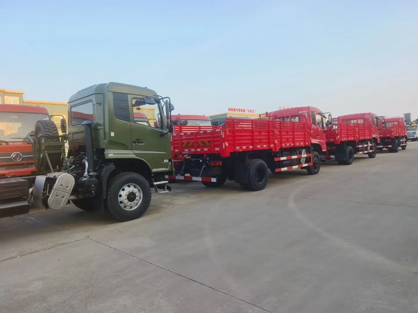 Effective Dongfeng 4X4 off Road Dry Van Vehicle Closed Van Vehicle