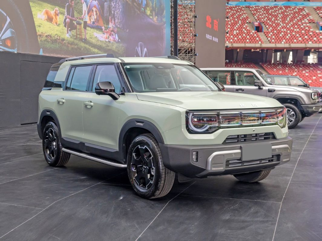 Big Space Stylish Beijing off-Road Bj30 Sport Utility Vehicle for Urban Daily Commuting
