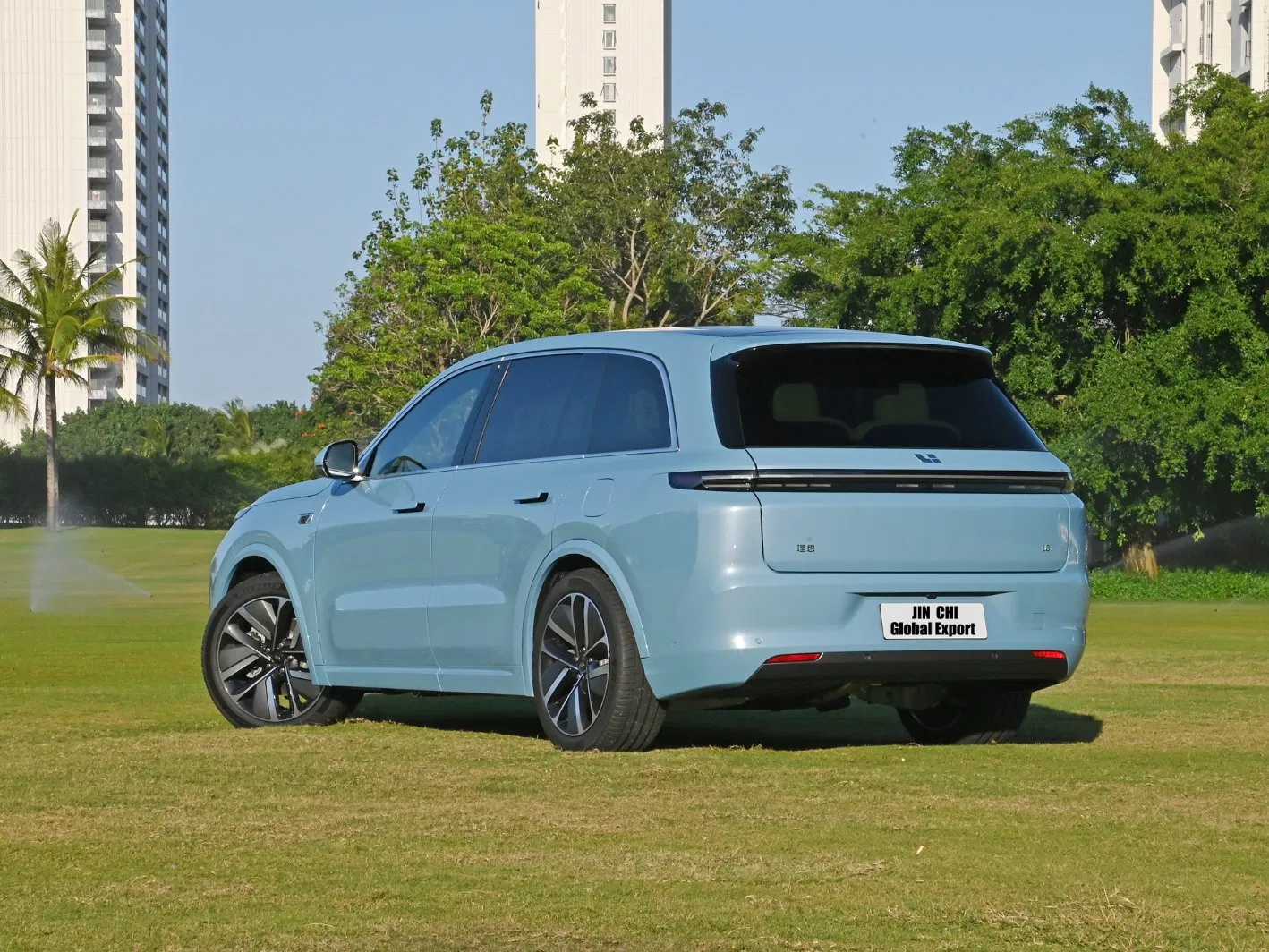 Li L8 Automobile Hybrid SUV Electric Car with Exceptional Range and Luxury Performance