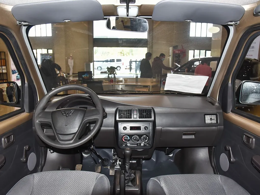 Wuling Glory Side View