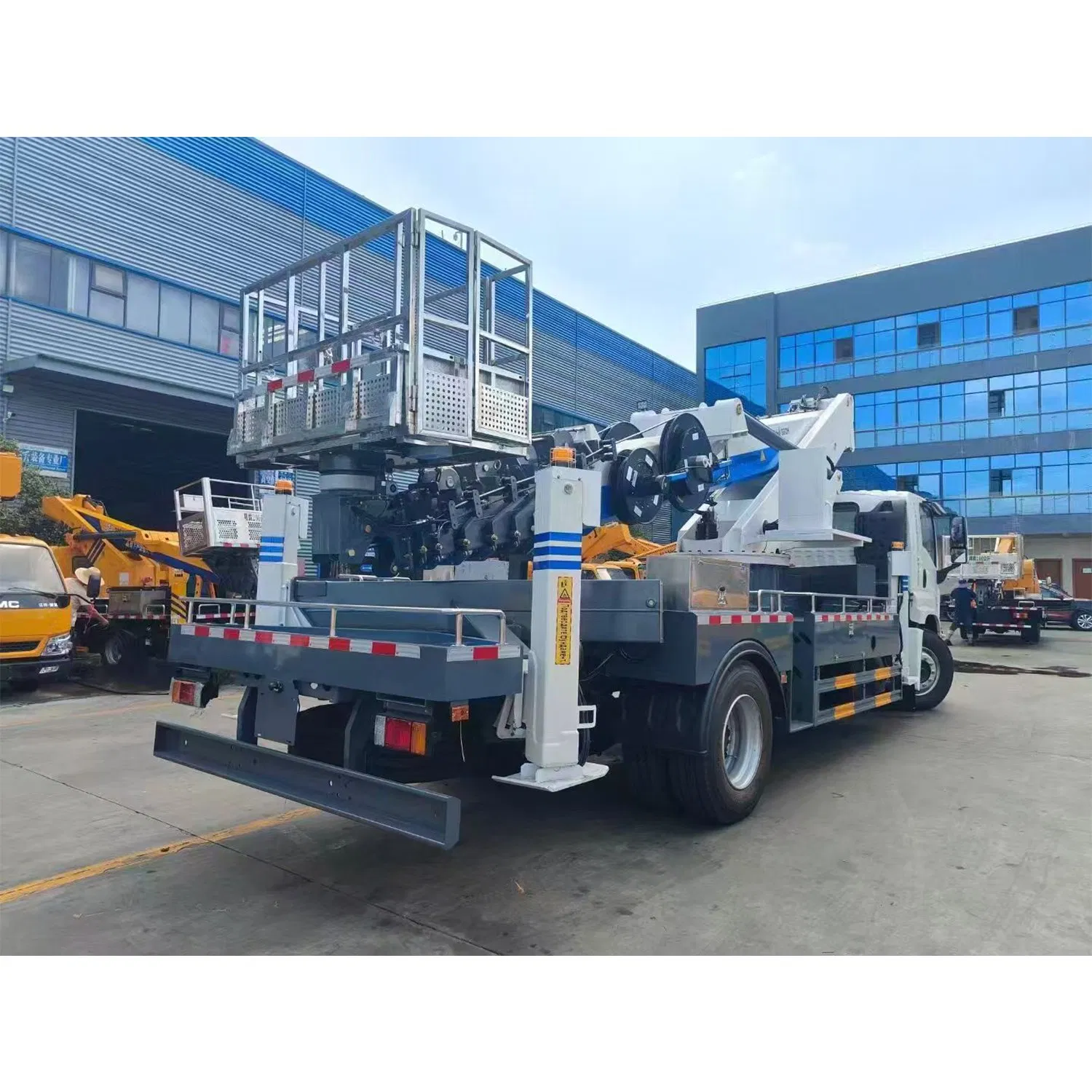 Heavy Duty High Strength 3000W 360&amp; Deg; Aerial Platform Aerial Work Truck