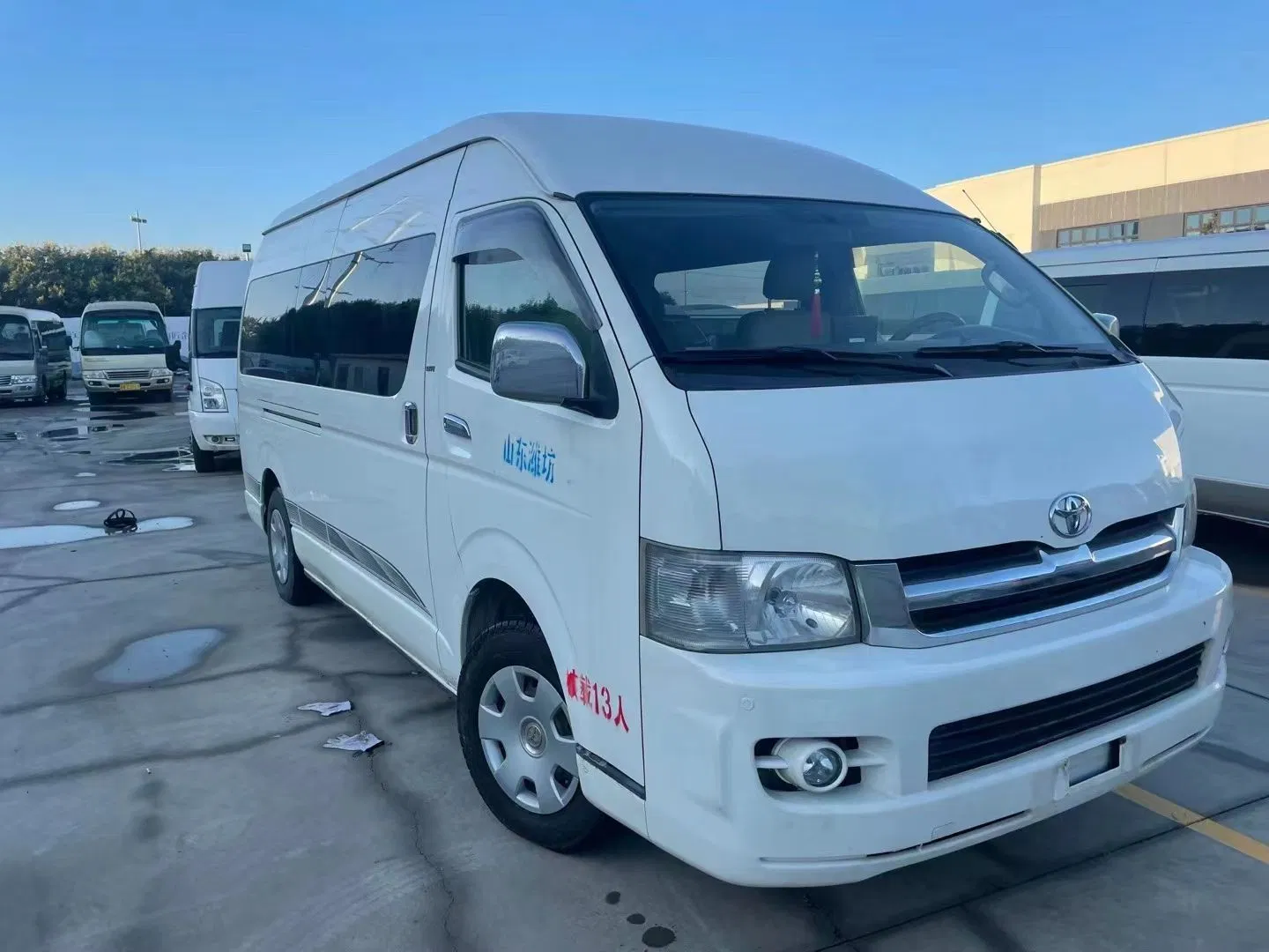 Hot Selling Used Hiace Luxury Passenger Van 16-Seater for Sale
