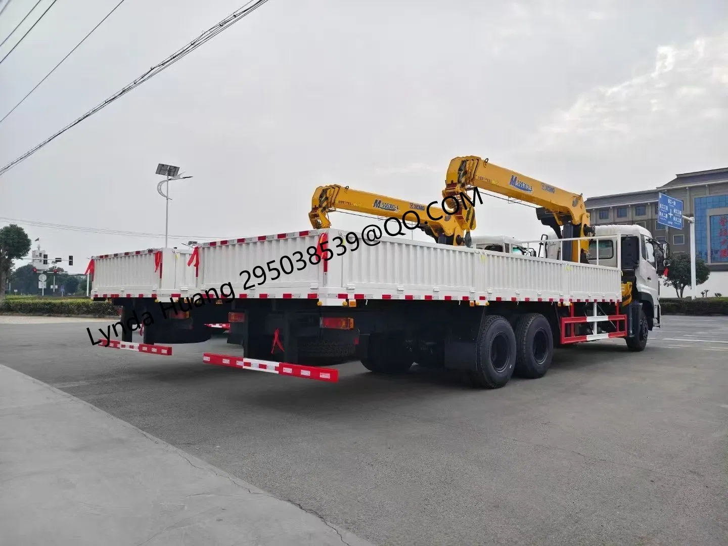 Heavy-Duty Crane Truck with 8t Crane for Efficient Construction Work and Lifting Tasks