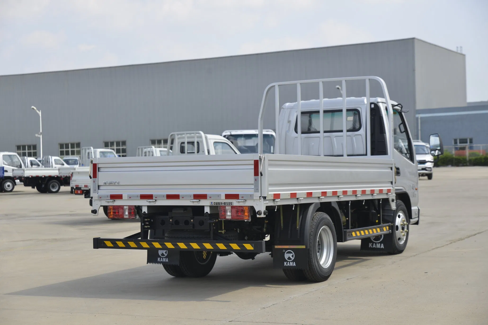 Durable Diesel Delivery Truck Kama K67b 2800mm Wheelbase &amp; Central Lock for Logistics