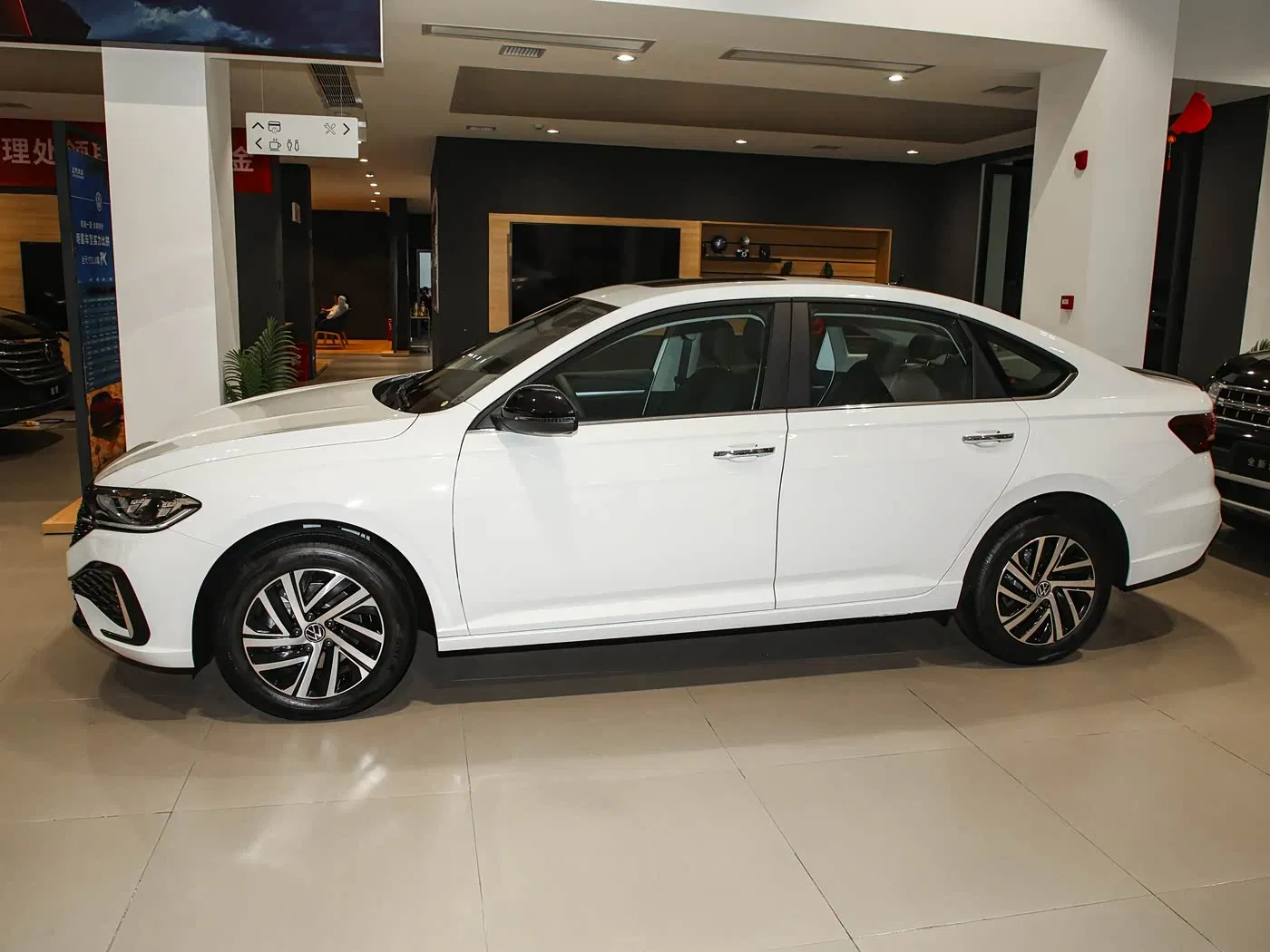 V-Olkswagen Lavida 2024 Model 300tsi DSG Compact Sedan