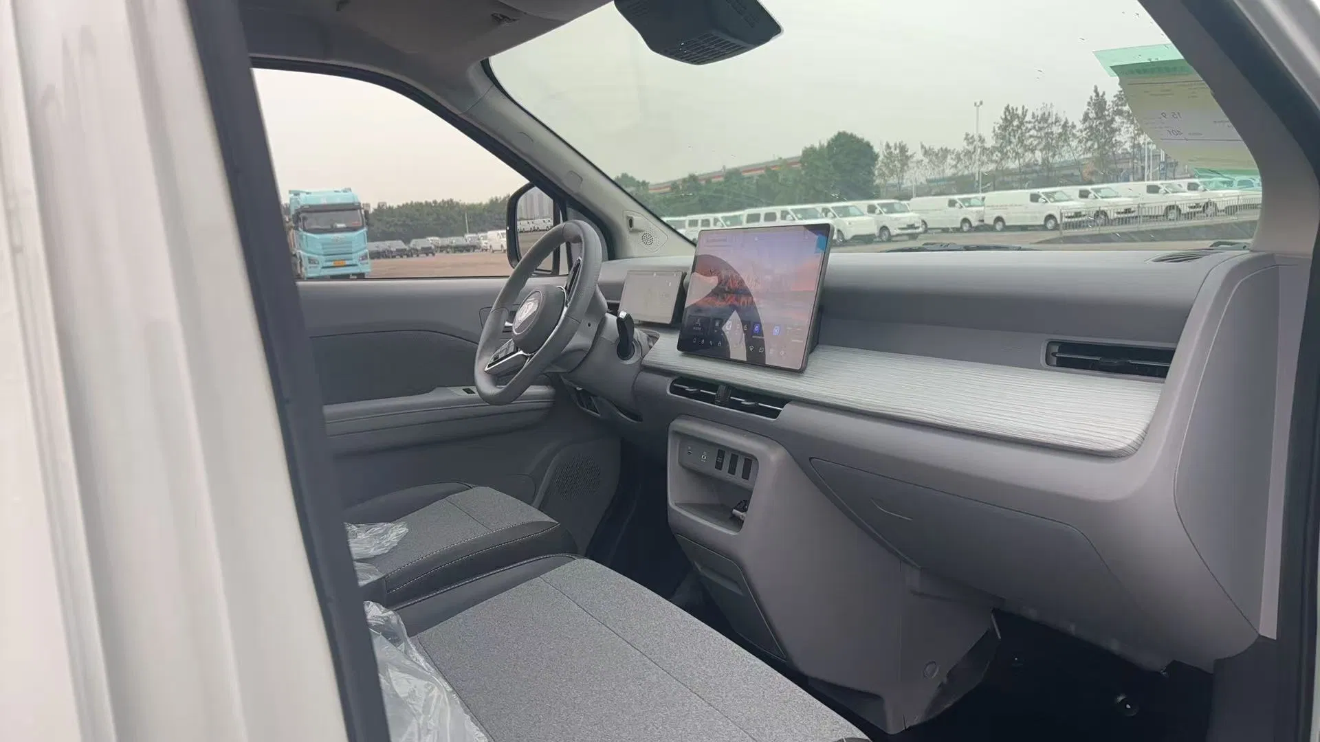 Dfsk Ruichi Hot Selling Large Space 2026 Electric Van Vehicle 52.16kwh Pure Electric Mini Van Car Commercial Van Cargo Truck