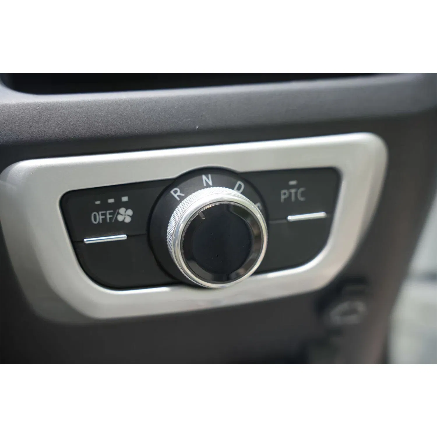 Honri Ha Series Mini Electric Van Electric Mini Truck Auto Car Mini Electric Car- 70km Lithium Battery Luxury Resort Passenger-Cargo Vehicle