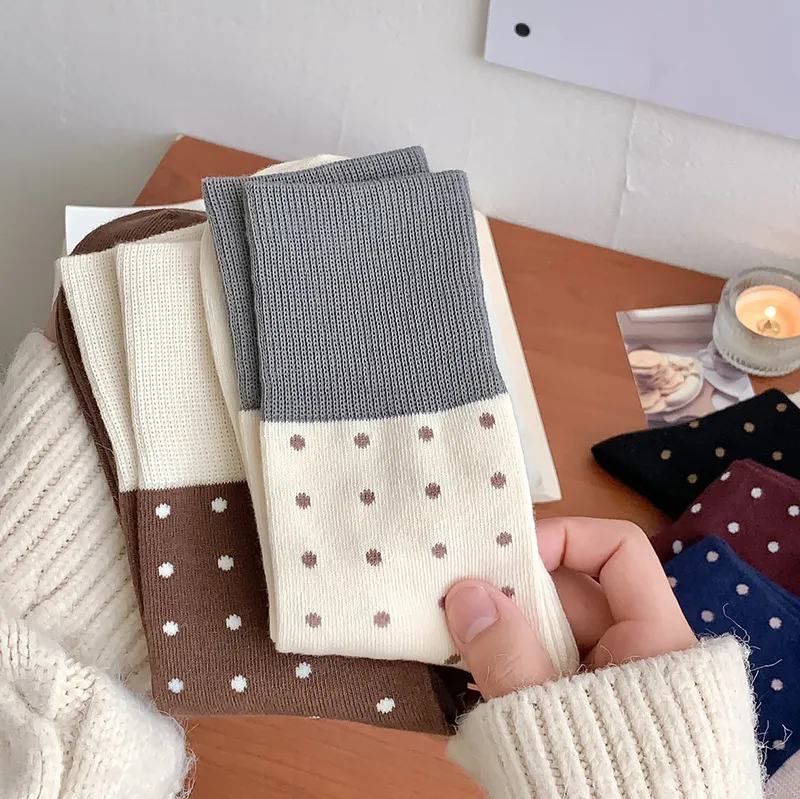 Meias Elegantes com Pequenos Pontos até o Meio da Panturrilha para Mulheres