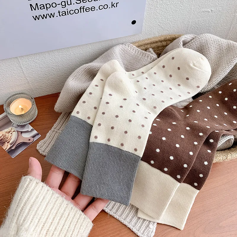 Meias Elegantes com Pequenos Pontos até o Meio da Panturrilha para Mulheres