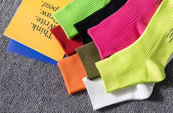 Meias esportivas casuais de algodão fluorescente impressas com listras verticais