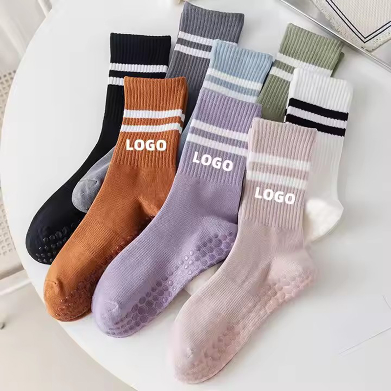 Meias brancas femininas de alta qualidade, antiderrapantes, para atacado, com embalagem personalizada de design de logotipo, em algodão, para yoga, esportes e pilates, meias com aderência personalizadas para mulheres