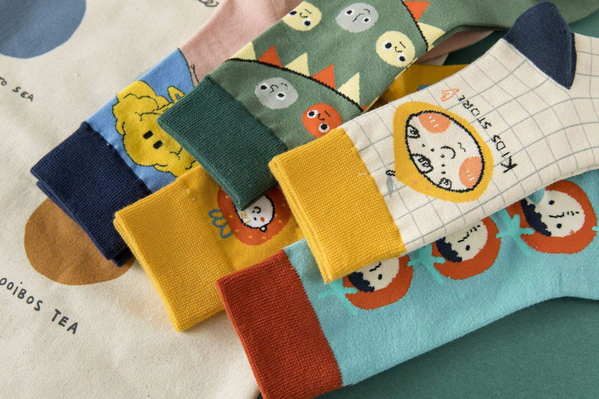 Meias femininas, cartoon, engraçadas, coloridas, estilo de rua, tendência esportiva, estilo universitário, meias de algodão, tubo para os pés