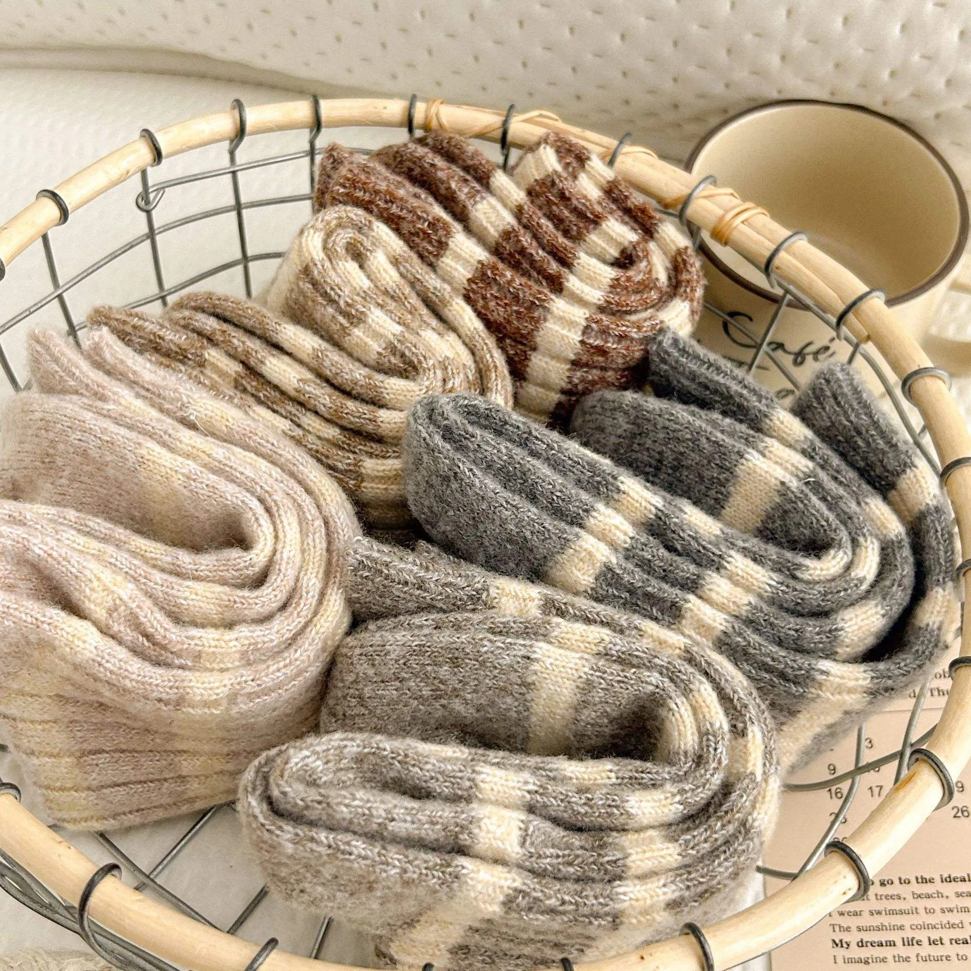 Meias de inverno retro listradas de cashmere para mulheres, até a metade da panturrilha, em acrílico, quentes e confortáveis