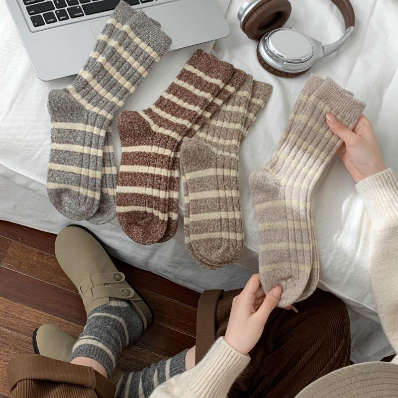 Meias de inverno retro listradas de cashmere para mulheres, até a metade da panturrilha, em acrílico, quentes e confortáveis