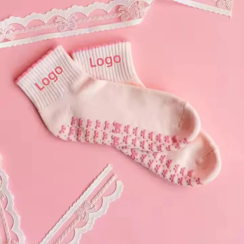Fabricante de Alta Qualidade Baixo MOQ Meias de Algodão para Mulheres e Meninas Brancas e Rosas Antiderrapantes com Logotipo Personalizado para Embalagem Crew para Esportes e Pilates