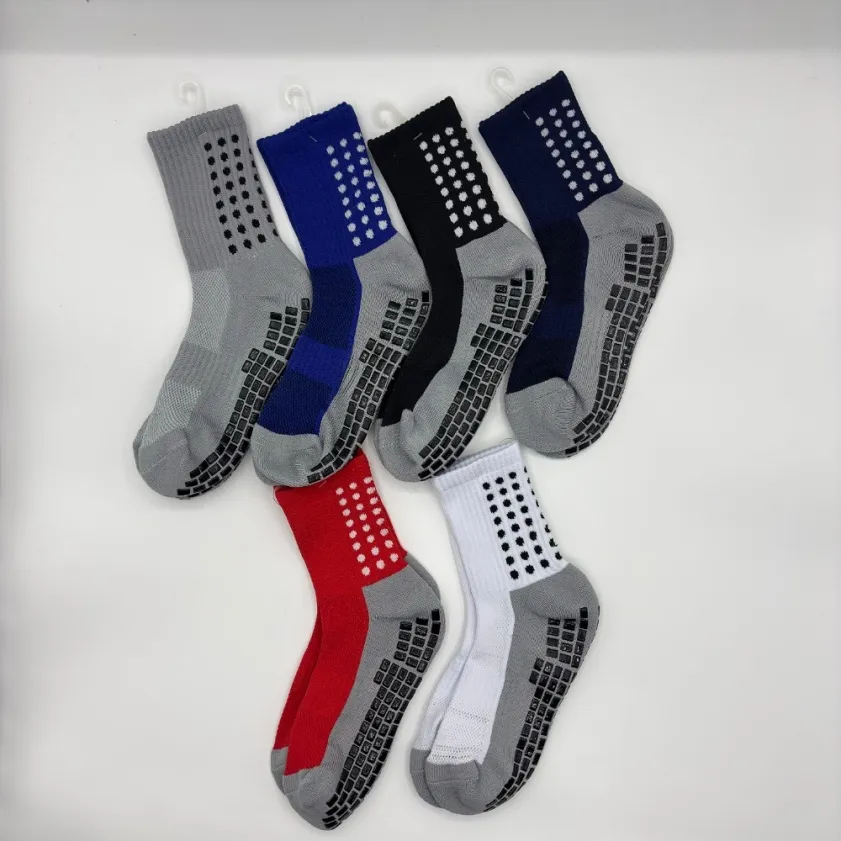 Meias esportivas personalizadas antiderrapantes com malha e aderência para basquete e futebol
