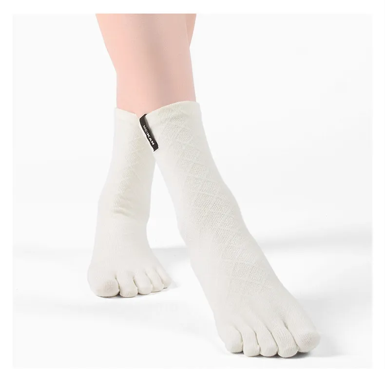 Meias de Calf Médio de Compressão Micro Antiderrapante para Dança Profissional Yogahigh para Fitness em Preto, Branco e Cinza