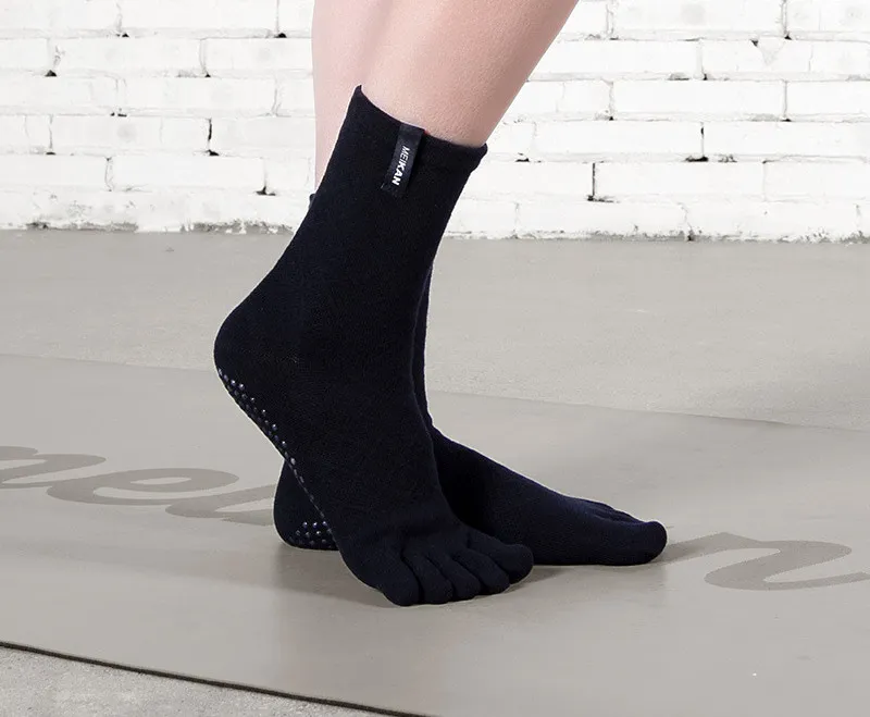Meias de Calf Médio de Compressão Micro Antiderrapante para Dança Profissional Yogahigh para Fitness em Preto, Branco e Cinza
