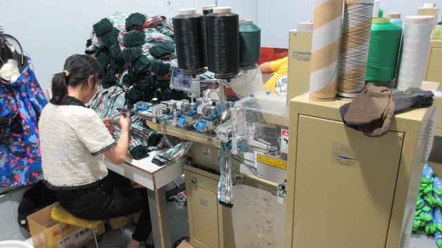 Meias esportivas com suporte acolchoado e compressão localizada
