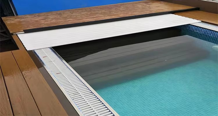 Automatic pool cover roller
