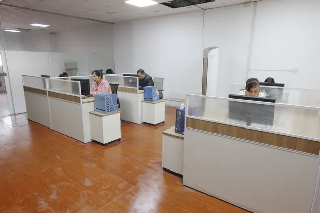 مشبك ربطة عنق مخصص بتصميم ذهبي بسيط مع ملمس غير لامع