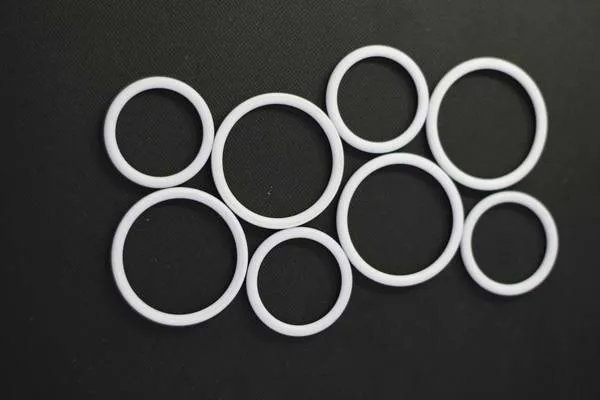 حلقة ختم بيضاء موثوقة من PTFE لتطبيقات الفلنجات والصمامات