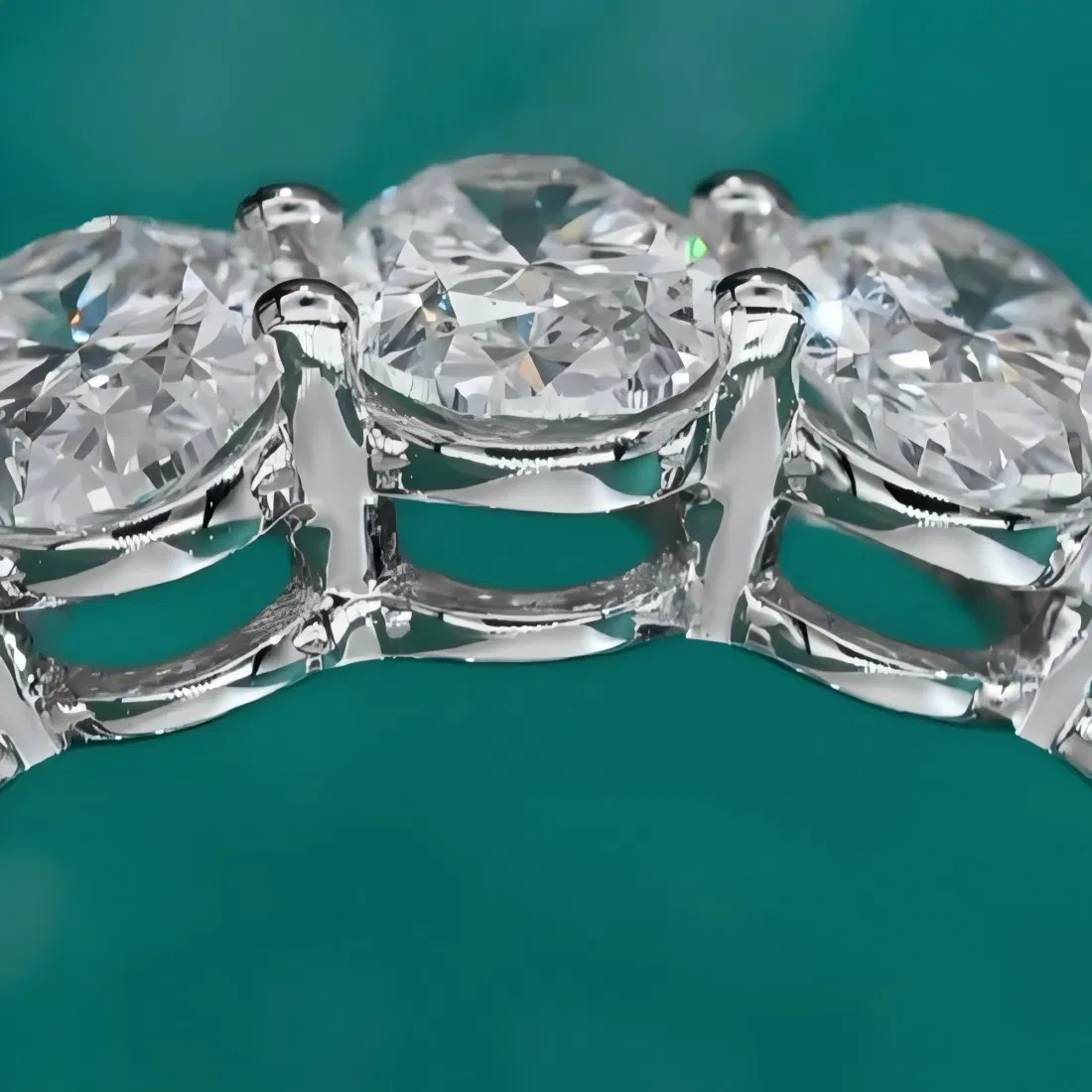 خاتم نصف دائري مخصص بسبع أميرات من الماس المزروع في مختبر 18K
