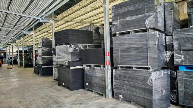 خط إنتاج سجادات السيارات في مصنع Ambe Cars