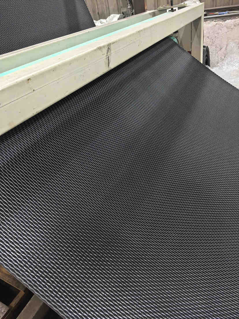 حصيرة صندوق السيارة من PVC المتين بتصميم مخطط للحماية القصوى