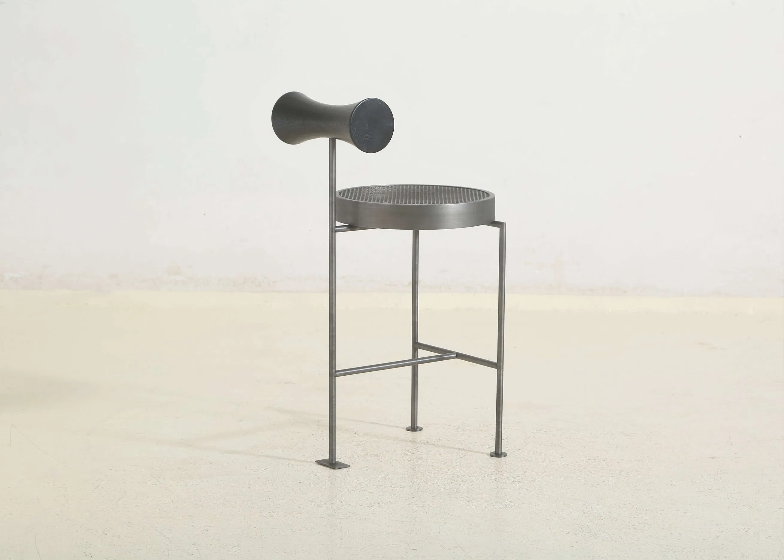 Creative Design Hotel Cafe Restaurant Black Bar Chair Living Room Metal Frame with Wood Accent High Chair Furniture