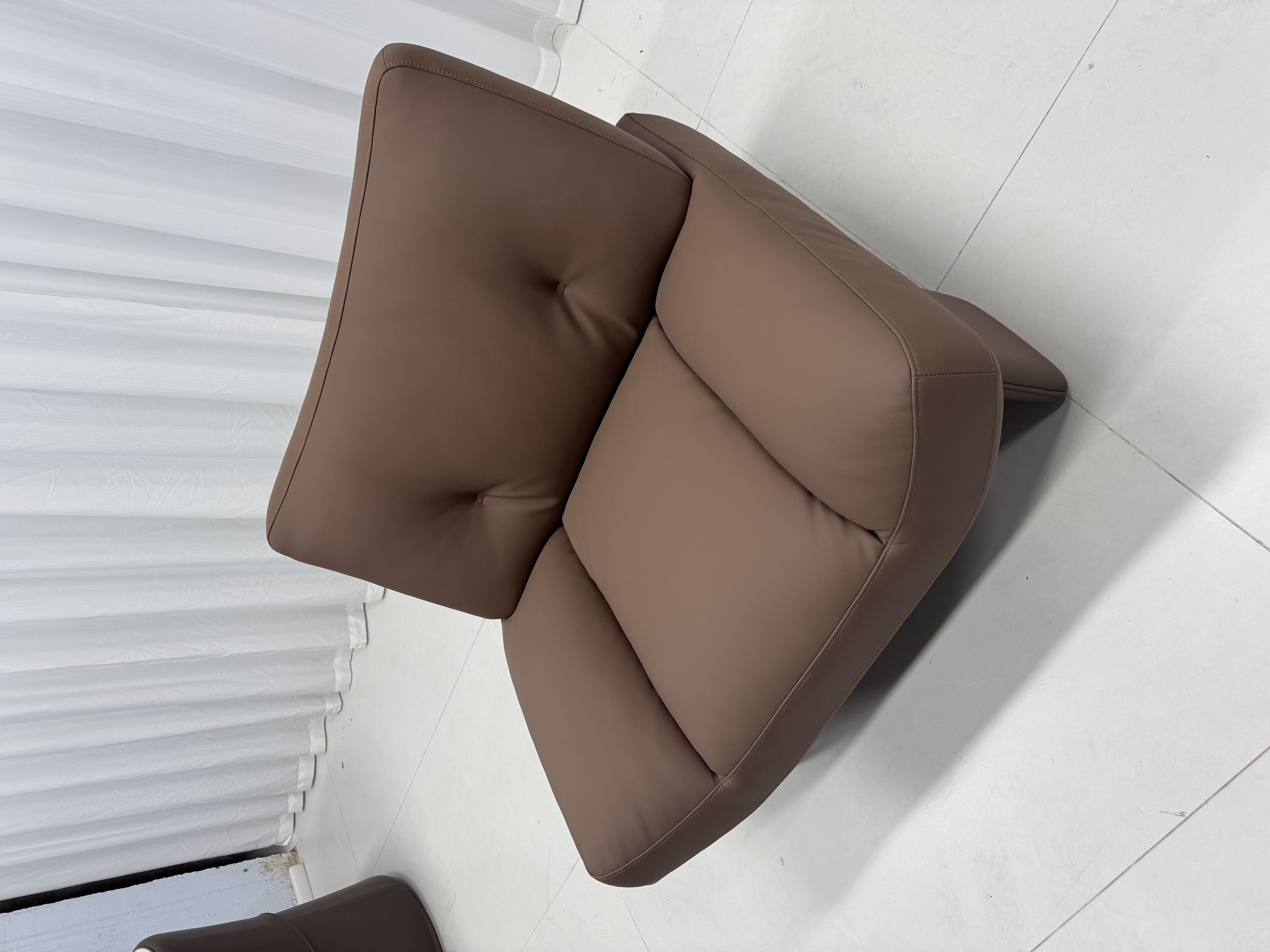 Full Leather Upholstery Modern Leisure Lounge Chair with High-Density Foam for Apartment &amp; Hotel Living Rooms