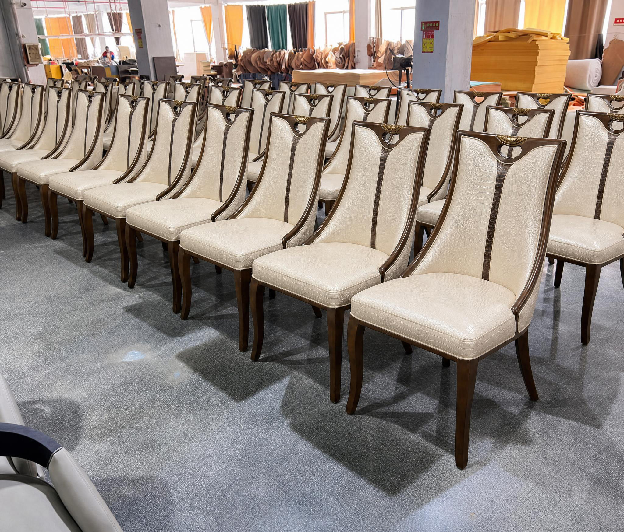 Luxury Commercial Project Upholstered High Back Wood Framework Seating with Central Pedestal Base Table Dining Chair