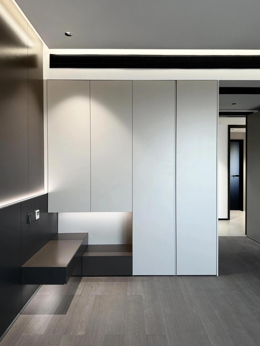 Home Luxury Custom Wardrobe with Solid Wood Doors European Modern Style Eco-Friendly Large Capacity Bedroom Cabinet
