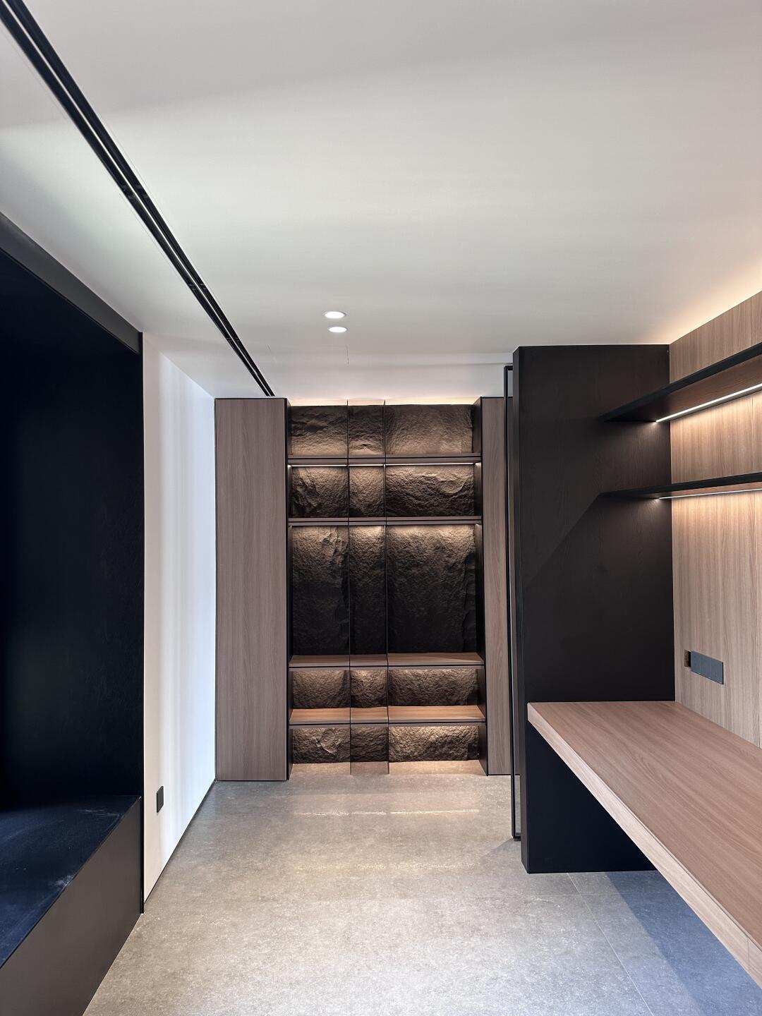 Home Luxury Custom Wardrobe with Solid Wood Doors European Modern Style Eco-Friendly Large Capacity Bedroom Cabinet