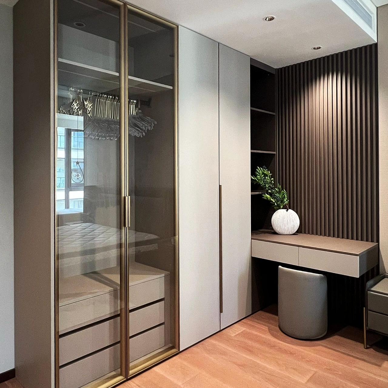 Home Luxury Custom Wardrobe with Solid Wood Doors European Modern Style Eco-Friendly Large Capacity Bedroom Cabinet
