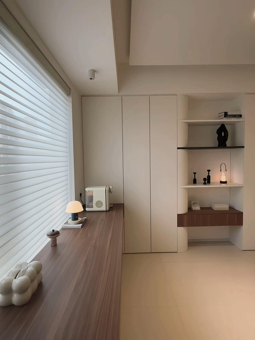 Home Luxury Custom Wardrobe with Solid Wood Doors European Modern Style Eco-Friendly Large Capacity Bedroom Cabinet