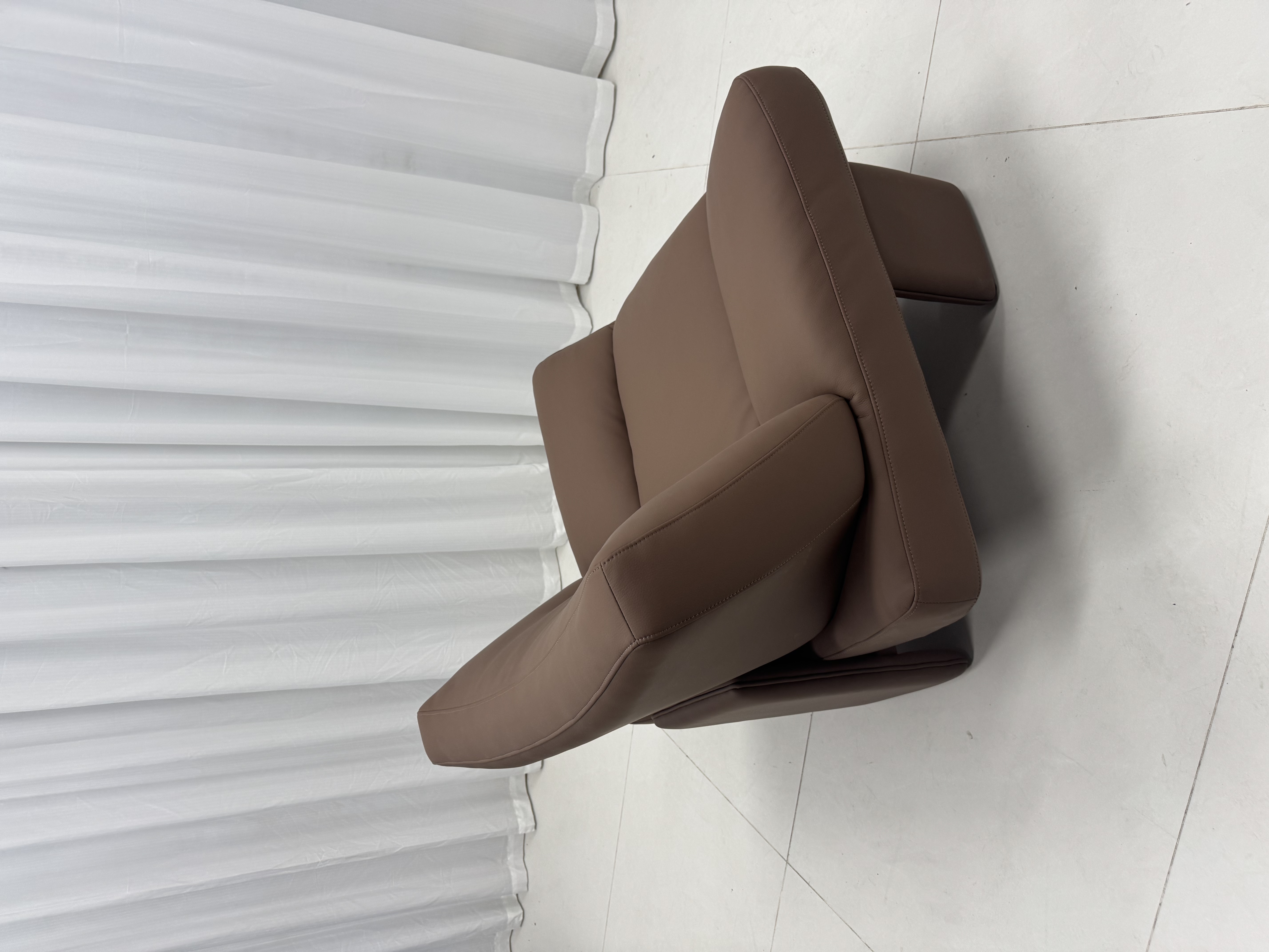 Full Leather Upholstery Modern Leisure Lounge Chair with High-Density Foam for Apartment &amp; Hotel Living Rooms