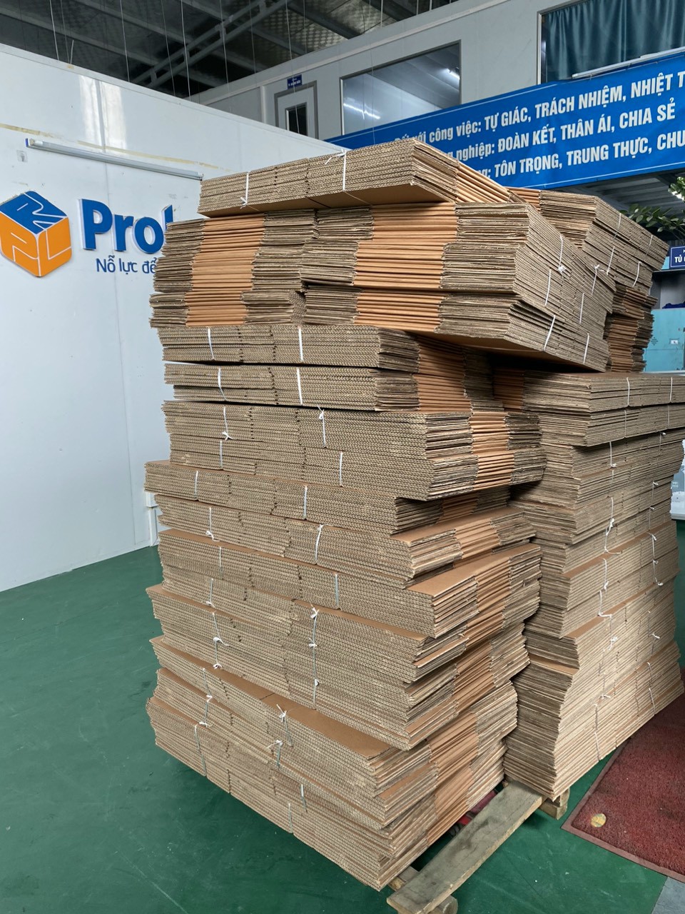 Basic Corrugated Cardboard Shipping Mailing Box With Customized Printed Logo for Packing, Moving and Storage
