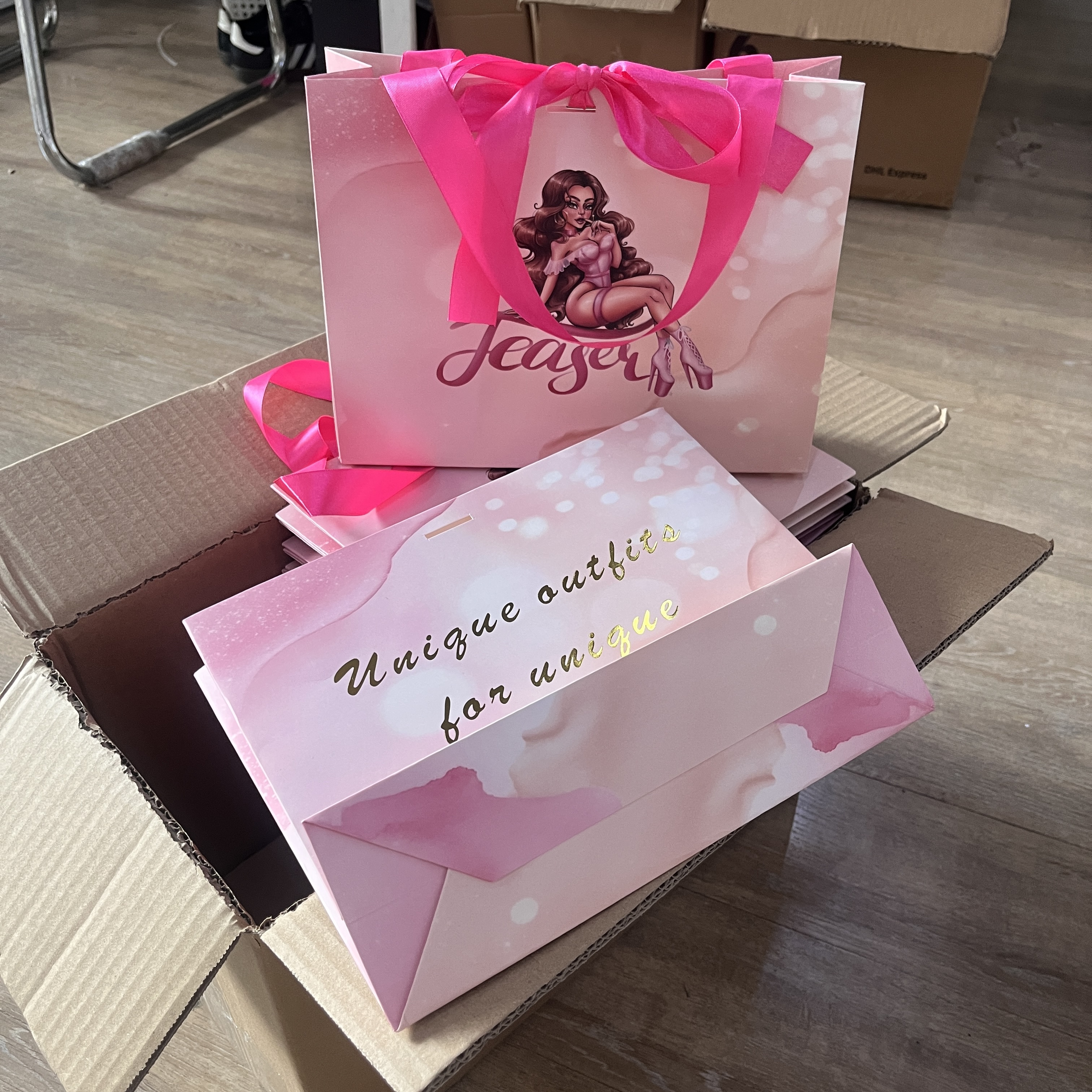 Customized Logo Printed Cardboard Packaging Bags Cardboard Paper Bags With Handle Paper Clothing Packaging Gift