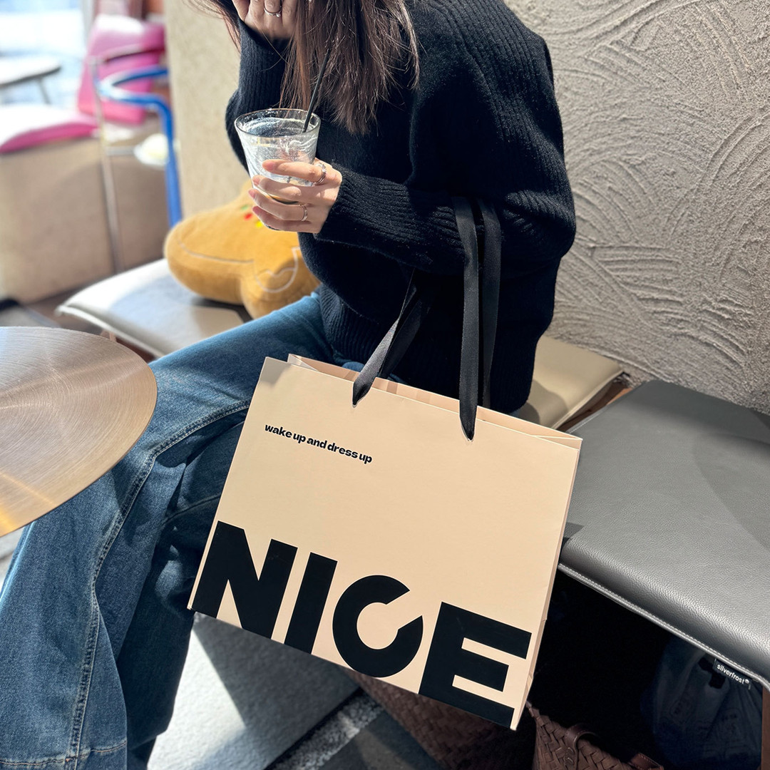 Custom Logo Printed Luxury Paper Gift Bag Packaging Carry Bag with Your Own Logo for Clothes Garments Men Women