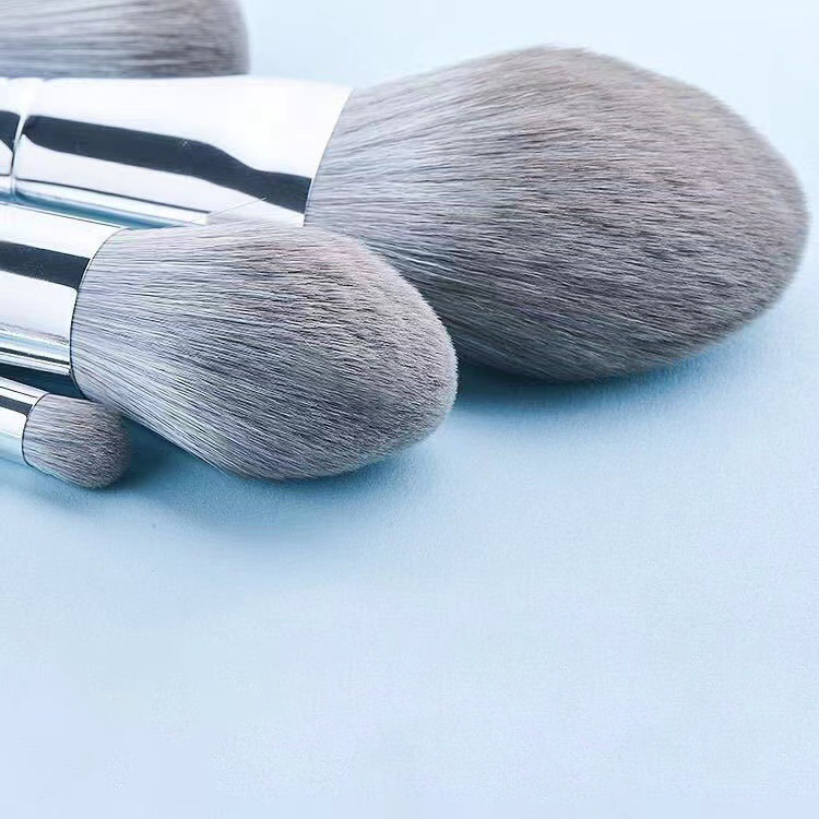 Beautichen 14PCS Silver Plush Makeup Brush Set with Pouch - Beginner-Friendly Loose Powder/Foundation/Blush Brushes Ready Stock, Factory Direct Wholesale
