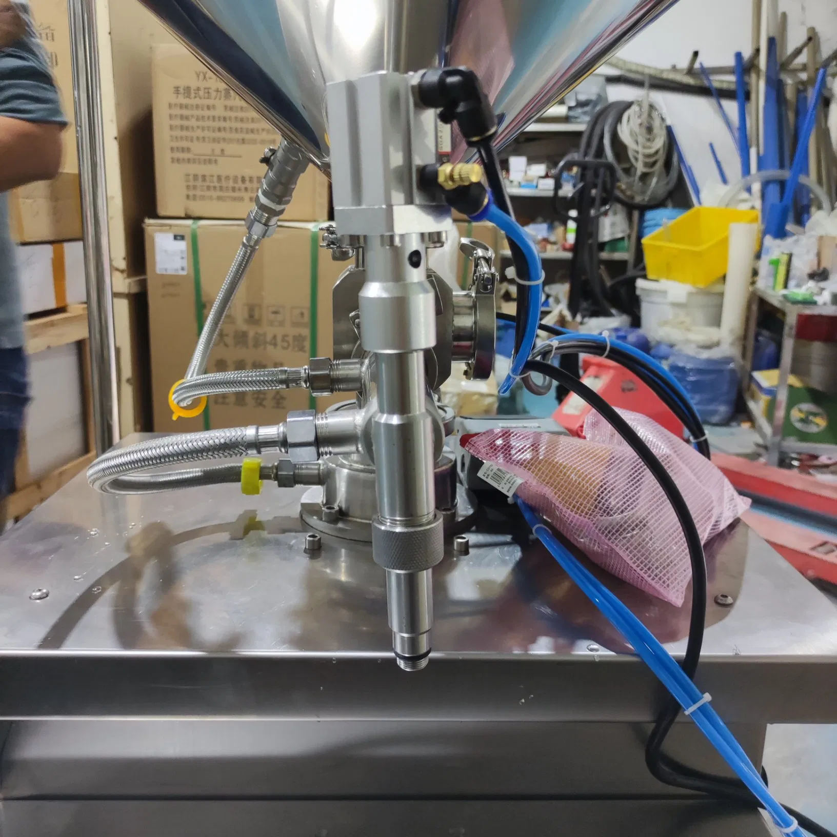 Máquina de llenado caliente de mezcla de cera de parafina para lápiz labial de pequeña capacidad semiautomática con temperatura constante